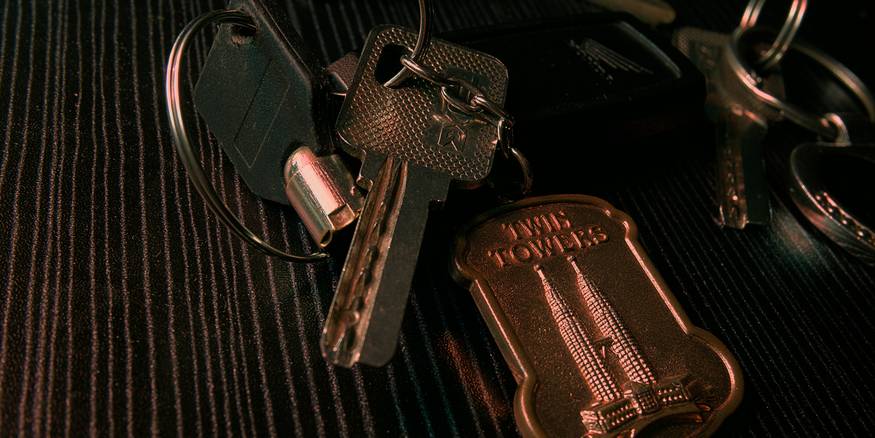 Stacks of cash and apartment keys symbolize a Michigan security deposit