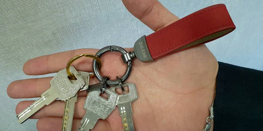 A Michigan renter deep-cleans an empty apartment before handing over the keys